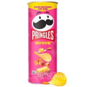 Pringles Sweet Flavours Butter Caramel 110g. Le iconiche Pringles in una versione dessert-style super particolare: Butter Caramel. Croccanti potato crisps dal gusto dolce e burroso con note di caramello salato, direttamente dalla Corea del Sud. Pringles Sweet Flavours Butter Caramel rivoluziona il classico snack salato trasformandolo in una vera esperienza sweet & salty.