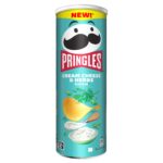 Le Pringles Cream Cheese n Herbs offrono la famosa croccantezza delle Pringles con un delizioso sapore di crema di formaggio arricchito da erbe aromatiche. Perfette per feste, serate al cinema e spuntini quotidiani, le Pringles Cream Cheese n Herbs regalano un'esperienza di gusto ricca e appagante in ogni croccante patatina. Gli amanti delle patatine aromatizzate apprezzeranno il tocco cremoso e aromatico che rende le Pringles Cream Cheese n Herbs uno snack davvero eccezionale.