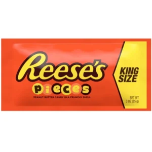 Sperimenta la perfetta armonia tra morbido burro di arachidi e un guscio di caramella croccante con Reese's Pieces 85 gr, una confezione formato snack piena delle iconiche caramelle in miniatura che deliziano le papille gustative da anni.