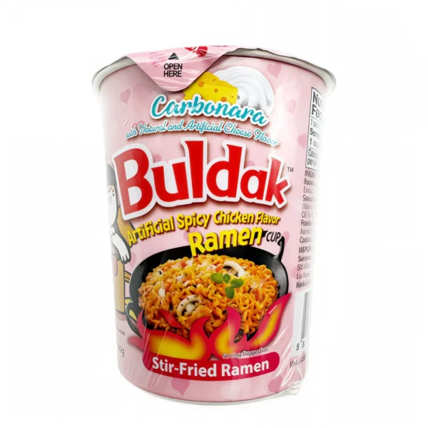 Buldak Ramen Carbonara Cup - 80gr . Buldak Ramen Carbonara Stir-Fried Ramen Cup unisce il celebre gusto spicy coreano di Buldak a una cremosa nota carbonara e formaggio. Questa versione cup è pratica e veloce da preparare, perfetta per chi ama i ramen piccanti dal sapore intenso e avvolgente. I noodles spessi e chewy si combinano con la salsa cremosa e speziata creando un equilibrio unico tra piccantezza e dolcezza. Ideale per snack, lunch veloci o per gli amanti del Korean street food.