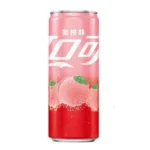 Coca Cola Peach 330 ml. Coca-Cola Peach China è una delle varianti asiatiche più particolari della linea Coca-Cola. Questa edizione unisce il gusto iconico della cola con note dolci e fruttate di pesca, creando una bevanda più morbida e aromatica rispetto alla versione classica.