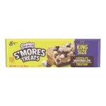 Golden Grahams S More Treats king Size 60 gr. Barretta americana ispirata agli S’mores con cereali Golden Grahams, marshmallow e cioccolato. Golden Grahams S’mores Treats Bar King Size porta tutto il gusto degli iconici S’mores americani in una maxi barretta morbida e croccante. Realizzata con cereali Golden Grahams, marshmallow soffice e cioccolato, questa snack bar combina texture chewy e crunchy in perfetto stile dessert USA.