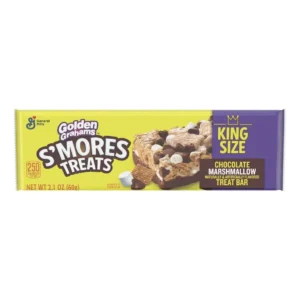 Golden Grahams S More Treats king Size 60 gr. Barretta americana ispirata agli S’mores con cereali Golden Grahams, marshmallow e cioccolato. Golden Grahams S’mores Treats Bar King Size porta tutto il gusto degli iconici S’mores americani in una maxi barretta morbida e croccante. Realizzata con cereali Golden Grahams, marshmallow soffice e cioccolato, questa snack bar combina texture chewy e crunchy in perfetto stile dessert USA.
