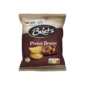 Brets Poulet Braisé – Chips al Pollo Arrosto 25g.  Direttamente dalla Bretagna arriva Brets Poulet Braisé, una delle varianti più amate della celebre marca francese Bret's. Queste patatine sono preparate con patate coltivate in Francia e cotte in olio di girasole, offrendo una croccantezza eccezionale e una qualità superiore. Il gusto Poulet Braisé (Pollo Arrosto) ricrea il sapore del classico pollo cotto lentamente al forno: note di carne arrostita, erbe aromatiche, pepe nero e leggere sfumature affumicate si combinano per dare vita a uno snack ricco, saporito e incredibilmente coinvolgente.