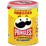 Pringles Hi! Cheese Korea 48 gr. Pringles Hi! Cheese è una delle varianti più popolari del mercato coreano, pensata per gli amanti dei sapori ricchi e cremosi. Questa edizione combina la classica croccantezza delle Pringles con un intenso gusto formaggio che ricorda cheddar e cheese snack americani. Il sapore è deciso ma equilibrato, con una nota lattosa e leggermente burrosa che rende ogni chips estremamente gustosa. Rispetto alle classiche versioni europee, la ricetta asiatica punta maggiormente sulla cremosità e sulla componente umami, offrendo un'esperienza diversa e molto apprezzata dagli appassionati di snack internazionali.