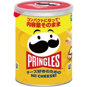 Pringles Hi! Cheese Korea 48 gr. Pringles Hi! Cheese è una delle varianti più popolari del mercato coreano, pensata per gli amanti dei sapori ricchi e cremosi. Questa edizione combina la classica croccantezza delle Pringles con un intenso gusto formaggio che ricorda cheddar e cheese snack americani. Il sapore è deciso ma equilibrato, con una nota lattosa e leggermente burrosa che rende ogni chips estremamente gustosa. Rispetto alle classiche versioni europee, la ricetta asiatica punta maggiormente sulla cremosità e sulla componente umami, offrendo un'esperienza diversa e molto apprezzata dagli appassionati di snack internazionali.