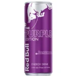 Red Bull Wild Berry 250 ml. Red Bull The Purple Edition Wild Berries è una delle edizioni più amate della gamma Red Bull internazionale. Questa variante, molto diffusa nei paesi scandinavi, combina la classica formula energetica Red Bull con un gusto intenso di frutti di bosco selvatici. Il termine svedese "Skogsbär" significa letteralmente "frutti di bosco del bosco" e richiama il profilo aromatico di mirtillo, mora, ribes nero e altri piccoli frutti nordici. Il risultato è una bevanda fruttata, leggermente acidula e molto rinfrescante.