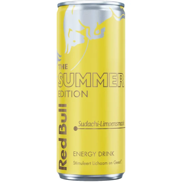 Red Bull Summer Sudachi-Lime 250 ml. Red Bull Summer Edition Sudachi Lime è una delle edizioni stagionali più particolari mai lanciate da Red Bull in Giappone. Questa variante combina la classica energia Red Bull con il gusto unico del Sudachi, un piccolo agrume giapponese originario della prefettura di Tokushima, famoso per il suo profilo aromatico intenso e rinfrescante. Il risultato è una bevanda agrumata dal carattere vivace, con note che ricordano lime, yuzu e limone verde. Il gusto è meno dolce rispetto ad altre Edition e punta maggiormente sulla freschezza e sulla componente citrica.