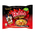 Buldak Hot Chicken Flavor Stew Ramen 145 gr. Versione "Stew" del celebre Buldak: tutto il gusto del pollo super piccante in una zuppa ricca, intensa e irresistibile. Samyang Buldak Hot Chicken Flavor Stew Ramen è la variante in brodo del famosissimo Buldak Hot Chicken. A differenza della versione classica stir-fried, questo ramen mantiene una generosa quantità di zuppa speziata che esalta ancora di più il gusto del pollo piccante coreano.