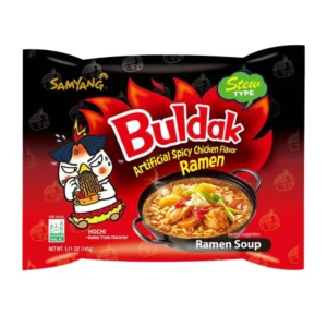 Buldak Hot Chicken Flavor Stew Ramen 145 gr. Versione "Stew" del celebre Buldak: tutto il gusto del pollo super piccante in una zuppa ricca, intensa e irresistibile. Samyang Buldak Hot Chicken Flavor Stew Ramen è la variante in brodo del famosissimo Buldak Hot Chicken. A differenza della versione classica stir-fried, questo ramen mantiene una generosa quantità di zuppa speziata che esalta ancora di più il gusto del pollo piccante coreano.