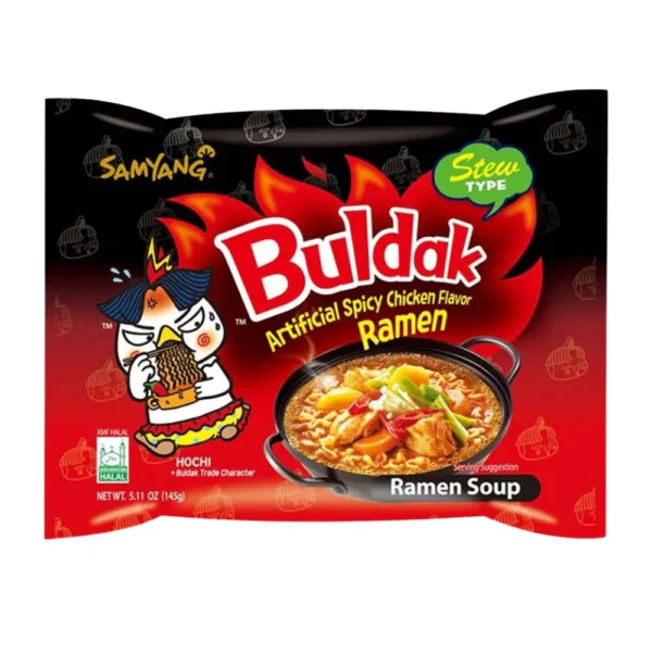 Buldak Hot Chicken Flavor Stew Ramen 145 gr. Versione "Stew" del celebre Buldak: tutto il gusto del pollo super piccante in una zuppa ricca, intensa e irresistibile. Samyang Buldak Hot Chicken Flavor Stew Ramen è la variante in brodo del famosissimo Buldak Hot Chicken. A differenza della versione classica stir-fried, questo ramen mantiene una generosa quantità di zuppa speziata che esalta ancora di più il gusto del pollo piccante coreano.