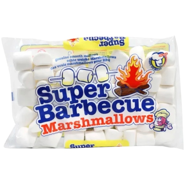 Super Barbecue Marshmallows 300g. Super Barbecue Marshmallows sono i classici maxi marshmallow pensati per essere arrostiti sul fuoco, proprio come nella tradizione americana dei campfire e degli s'mores. Grazie alle loro grandi dimensioni, diventano dorati e leggermente croccanti all'esterno, mentre l'interno si trasforma in una crema soffice e filante. Sono perfetti per barbecue, campeggi, falò, feste in giardino oppure da gustare semplicemente riscaldati nel camino durante l'inverno.
