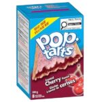 Pop Tarts Frosted Cherry USA 384 gr. Pop-Tarts Frosted Cherry è uno dei gusti storici della celebre linea Kellogg's Pop-Tarts. Due fragranti sfoglie dorate racchiudono un generoso ripieno alla ciliegia dal gusto dolce e leggermente acidulo, il tutto ricoperto da una glassa bianca decorata con cristalli di zucchero colorati. Il contrasto tra la pasta friabile, il ripieno fruttato e la dolce glassa rende queste toaster pastries un grande classico della colazione americana. Possono essere gustate direttamente dalla confezione oppure scaldate nel tostapane o nel microonde per ottenere un ripieno ancora più morbido e intenso.