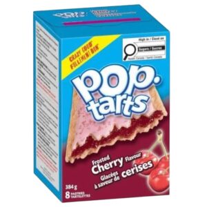 Pop Tarts Frosted Cherry USA 384 gr. Pop-Tarts Frosted Cherry è uno dei gusti storici della celebre linea Kellogg's Pop-Tarts. Due fragranti sfoglie dorate racchiudono un generoso ripieno alla ciliegia dal gusto dolce e leggermente acidulo, il tutto ricoperto da una glassa bianca decorata con cristalli di zucchero colorati. Il contrasto tra la pasta friabile, il ripieno fruttato e la dolce glassa rende queste toaster pastries un grande classico della colazione americana. Possono essere gustate direttamente dalla confezione oppure scaldate nel tostapane o nel microonde per ottenere un ripieno ancora più morbido e intenso.