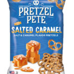 Pretezel Pete Salted caramel 110 gr. Pretzel Pete Salted Caramel è uno degli snack più iconici del marchio americano Pretzel Pete. Preparati secondo la tradizione dei classici pretzel della Pennsylvania, questi mini pretzel vengono ricoperti con un delizioso condimento al caramello salato, creando un mix perfetto di croccantezza, dolcezza e una leggera nota salata. Ogni morso offre una consistenza irresistibilmente croccante accompagnata da un sapore intenso di zucchero di canna, caramello e sale marino. Lo snack ideale per chi ama gli abbinamenti "sweet & salty", sempre più popolari negli Stati Uniti.