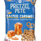 Pretezel Pete Salted caramel 110 gr. Pretzel Pete Salted Caramel è uno degli snack più iconici del marchio americano Pretzel Pete. Preparati secondo la tradizione dei classici pretzel della Pennsylvania, questi mini pretzel vengono ricoperti con un delizioso condimento al caramello salato, creando un mix perfetto di croccantezza, dolcezza e una leggera nota salata. Ogni morso offre una consistenza irresistibilmente croccante accompagnata da un sapore intenso di zucchero di canna, caramello e sale marino. Lo snack ideale per chi ama gli abbinamenti 