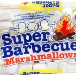 Super Barbecue Marshmallows 300g. Super Barbecue Marshmallows sono i classici maxi marshmallow pensati per essere arrostiti sul fuoco, proprio come nella tradizione americana dei campfire e degli s'mores. Grazie alle loro grandi dimensioni, diventano dorati e leggermente croccanti all'esterno, mentre l'interno si trasforma in una crema soffice e filante. Sono perfetti per barbecue, campeggi, falò, feste in giardino oppure da gustare semplicemente riscaldati nel camino durante l'inverno.