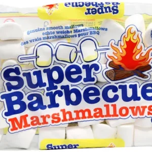 Super Barbecue Marshmallows 300g. Super Barbecue Marshmallows sono i classici maxi marshmallow pensati per essere arrostiti sul fuoco, proprio come nella tradizione americana dei campfire e degli s'mores. Grazie alle loro grandi dimensioni, diventano dorati e leggermente croccanti all'esterno, mentre l'interno si trasforma in una crema soffice e filante. Sono perfetti per barbecue, campeggi, falò, feste in giardino oppure da gustare semplicemente riscaldati nel camino durante l'inverno.