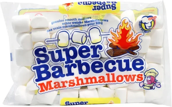 Super Barbecue Marshmallows 300g. Super Barbecue Marshmallows sono i classici maxi marshmallow pensati per essere arrostiti sul fuoco, proprio come nella tradizione americana dei campfire e degli s'mores. Grazie alle loro grandi dimensioni, diventano dorati e leggermente croccanti all'esterno, mentre l'interno si trasforma in una crema soffice e filante. Sono perfetti per barbecue, campeggi, falò, feste in giardino oppure da gustare semplicemente riscaldati nel camino durante l'inverno.
