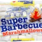 Super Barbecue Marshmallows 300g. Super Barbecue Marshmallows sono i classici maxi marshmallow pensati per essere arrostiti sul fuoco, proprio come nella tradizione americana dei campfire e degli s'mores. Grazie alle loro grandi dimensioni, diventano dorati e leggermente croccanti all'esterno, mentre l'interno si trasforma in una crema soffice e filante. Sono perfetti per barbecue, campeggi, falò, feste in giardino oppure da gustare semplicemente riscaldati nel camino durante l'inverno.