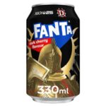 Fanta Dark Cherry 330 ml. Fanta Dark Cherry Xbox 25 Limited Edition è una delle collaborazioni più esclusive del 2026 tra Fanta e Xbox, realizzata per celebrare il 25° anniversario della console Microsoft. La lattina presenta una grafica dedicata all'universo di Diablo IV, diventando immediatamente un oggetto da collezione per gamer e appassionati di bibite internazionali. Il gusto Dark Cherry (conosciuto anche come Crimson) combina intense note di ciliegia matura con un leggero tocco acidulo, offrendo una bevanda fruttata, fresca e dal carattere deciso. La ricetta è stata sviluppata esclusivamente per questa collaborazione in edizione limitata.