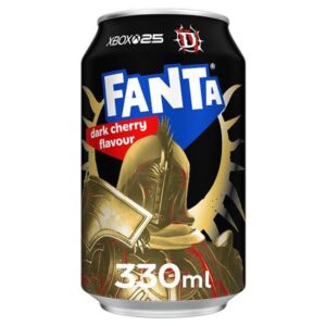 Fanta Dark Cherry 330 ml. Fanta Dark Cherry Xbox 25 Limited Edition è una delle collaborazioni più esclusive del 2026 tra Fanta e Xbox, realizzata per celebrare il 25° anniversario della console Microsoft. La lattina presenta una grafica dedicata all'universo di Diablo IV, diventando immediatamente un oggetto da collezione per gamer e appassionati di bibite internazionali. Il gusto Dark Cherry (conosciuto anche come Crimson) combina intense note di ciliegia matura con un leggero tocco acidulo, offrendo una bevanda fruttata, fresca e dal carattere deciso. La ricetta è stata sviluppata esclusivamente per questa collaborazione in edizione limitata.