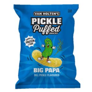 Van Holtens Pickle Puffed Snacks Big Papa 50 gr. Van Holten's Pickle Puffed Snacks Big Papa porta il gusto dell'iconico Big Papa Pickle in una versione completamente nuova: uno snack soffiato leggero, croccante e incredibilmente saporito. Realizzati con farina di lenticchie rosse e mais, questi puff sono cotti al forno e non fritti, offrendo una consistenza ariosa e un gusto deciso ispirato ai celebri cetriolini americani all'aneto (Dill Pickle). Il profilo aromatico unisce l'acidità dell'aceto, la freschezza dell'aneto e una piacevole sapidità che rende ogni morso irresistibile.