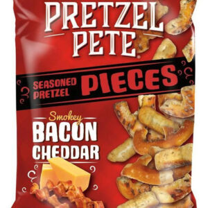Pretezel Smoky Bacon Cheddar 110 gr. Pretzel Pete Pieces Smokey Bacon Cheddar è uno degli snack più apprezzati del marchio americano Pretzel Pete. A differenza dei classici mini pretzel, questa versione è composta da pezzi di pretzel spezzati, più spessi e croccanti, ricoperti da un ricco condimento al bacon affumicato e formaggio cheddar.