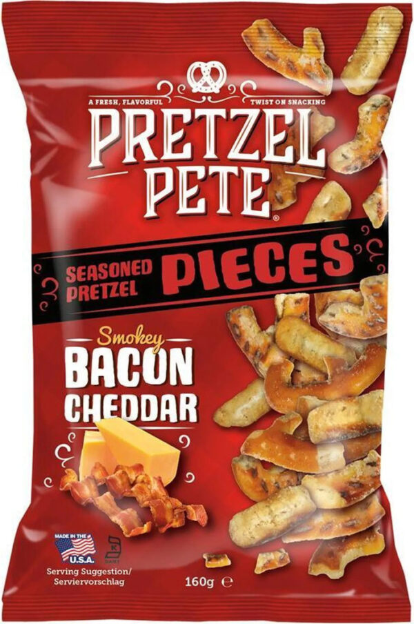 Pretezel Smoky Bacon Cheddar 110 gr. Pretzel Pete Pieces Smokey Bacon Cheddar è uno degli snack più apprezzati del marchio americano Pretzel Pete. A differenza dei classici mini pretzel, questa versione è composta da pezzi di pretzel spezzati, più spessi e croccanti, ricoperti da un ricco condimento al bacon affumicato e formaggio cheddar.