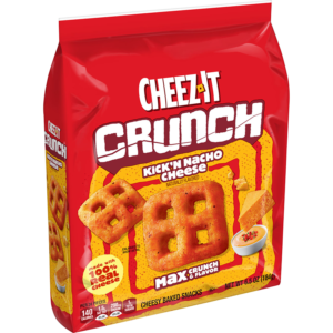 Cheez-it Crunch Kick N Nacho Cheese 63 gr. Cheez-It Crunch Kick'n Nacho Cheese rappresenta una delle più grandi innovazioni del marchio Cheez-It degli ultimi anni. A differenza dei classici cracker quadrati, questa nuova linea presenta una forma tridimensionale più spessa e ariosa, studiata per offrire una croccantezza ancora più intensa e un condimento distribuito su tutta la superficie. Il gusto Kick'n Nacho Cheese unisce il sapore del vero formaggio cheddar stagionato a un mix di spezie ispirato ai classici nachos messicani. Le note di peperoncino, cipolla, pomodoro e cumino creano uno snack ricco, saporito e con una leggera piccantezza che rende ogni morso ancora più coinvolgente.