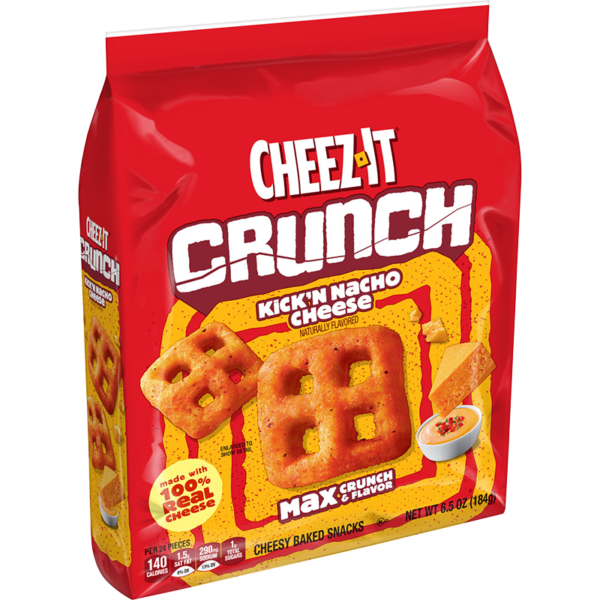 Cheez-it Crunch Kick N Nacho Cheese 63 gr. Cheez-It Crunch Kick'n Nacho Cheese rappresenta una delle più grandi innovazioni del marchio Cheez-It degli ultimi anni. A differenza dei classici cracker quadrati, questa nuova linea presenta una forma tridimensionale più spessa e ariosa, studiata per offrire una croccantezza ancora più intensa e un condimento distribuito su tutta la superficie. Il gusto Kick'n Nacho Cheese unisce il sapore del vero formaggio cheddar stagionato a un mix di spezie ispirato ai classici nachos messicani. Le note di peperoncino, cipolla, pomodoro e cumino creano uno snack ricco, saporito e con una leggera piccantezza che rende ogni morso ancora più coinvolgente.
