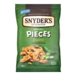 Snyders of Hanover Pretzel Pieces Jalapeño è una delle varianti più iconiche della linea Pretzel Pieces. Preparati con autentici pretzel di pasta madre, vengono spezzati in pezzi irregolari e ricoperti da un ricco condimento al Jalapeño, offrendo una croccantezza unica e un gusto deciso ad ogni morso.