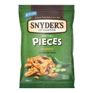 Snyders of Hanover Pretzel Pieces Jalapeño è una delle varianti più iconiche della linea Pretzel Pieces. Preparati con autentici pretzel di pasta madre, vengono spezzati in pezzi irregolari e ricoperti da un ricco condimento al Jalapeño, offrendo una croccantezza unica e un gusto deciso ad ogni morso.