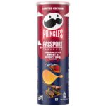 Pringles Passport Flavours Canadian Style Sweet & Smoky BBQ fa parte della speciale collezione Passport Flavours, una serie di edizioni limitate ispirate alle cucine più famose del mondo. Questa variante rende omaggio ai grandi barbecue canadesi, famosi per le loro marinature dolci, le leggere note affumicate e l'utilizzo di spezie aromatiche. Il gusto è ricco e avvolgente: le note di pomodoro e zucchero di canna si fondono con cipolla, aglio e una delicata affumicatura che richiama le classiche costine cotte lentamente sul barbecue. Il risultato è una chips equilibrata, dove il dolce iniziale lascia spazio a un finale sapido e leggermente smoky.