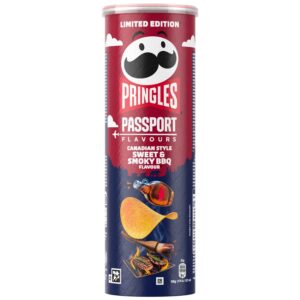 Pringles Passport Flavours Canadian Style Sweet & Smoky BBQ fa parte della speciale collezione Passport Flavours, una serie di edizioni limitate ispirate alle cucine più famose del mondo. Questa variante rende omaggio ai grandi barbecue canadesi, famosi per le loro marinature dolci, le leggere note affumicate e l'utilizzo di spezie aromatiche. Il gusto è ricco e avvolgente: le note di pomodoro e zucchero di canna si fondono con cipolla, aglio e una delicata affumicatura che richiama le classiche costine cotte lentamente sul barbecue. Il risultato è una chips equilibrata, dove il dolce iniziale lascia spazio a un finale sapido e leggermente smoky.