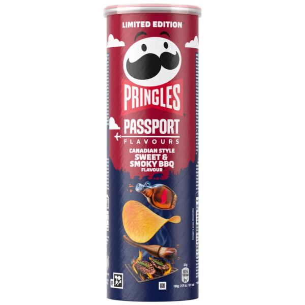 Pringles Passport Flavours Canadian Style Sweet & Smoky BBQ fa parte della speciale collezione Passport Flavours, una serie di edizioni limitate ispirate alle cucine più famose del mondo. Questa variante rende omaggio ai grandi barbecue canadesi, famosi per le loro marinature dolci, le leggere note affumicate e l'utilizzo di spezie aromatiche. Il gusto è ricco e avvolgente: le note di pomodoro e zucchero di canna si fondono con cipolla, aglio e una delicata affumicatura che richiama le classiche costine cotte lentamente sul barbecue. Il risultato è una chips equilibrata, dove il dolce iniziale lascia spazio a un finale sapido e leggermente smoky.