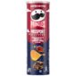 Pringles Passport Flavours Canadian Style Sweet & Smoky BBQ fa parte della speciale collezione Passport Flavours, una serie di edizioni limitate ispirate alle cucine più famose del mondo. Questa variante rende omaggio ai grandi barbecue canadesi, famosi per le loro marinature dolci, le leggere note affumicate e l'utilizzo di spezie aromatiche. Il gusto è ricco e avvolgente: le note di pomodoro e zucchero di canna si fondono con cipolla, aglio e una delicata affumicatura che richiama le classiche costine cotte lentamente sul barbecue. Il risultato è una chips equilibrata, dove il dolce iniziale lascia spazio a un finale sapido e leggermente smoky.