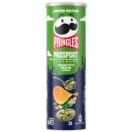 Scopri Pringles Passport Italian Style Pesto, l'edizione limitata della collezione Passport che celebra i sapori autentici dell'Italia. Ogni chip racchiude il gusto ricco e aromatico del pesto, con note di basilico, formaggio e aglio, per un'esperienza irresistibile in perfetto stile italiano. Ideali per aperitivi, snack o da condividere con gli amici, queste Pringles in edizione limitata sono perfette per gli amanti dei gusti internazionali e delle novità esclusive.
