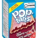 Pop Tarts Frosted Cherry USA 384 gr. Pop-Tarts Frosted Cherry è uno dei gusti storici della celebre linea Kellogg's Pop-Tarts. Due fragranti sfoglie dorate racchiudono un generoso ripieno alla ciliegia dal gusto dolce e leggermente acidulo, il tutto ricoperto da una glassa bianca decorata con cristalli di zucchero colorati. Il contrasto tra la pasta friabile, il ripieno fruttato e la dolce glassa rende queste toaster pastries un grande classico della colazione americana. Possono essere gustate direttamente dalla confezione oppure scaldate nel tostapane o nel microonde per ottenere un ripieno ancora più morbido e intenso.