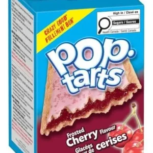Pop Tarts Frosted Cherry USA 384 gr. Pop-Tarts Frosted Cherry è uno dei gusti storici della celebre linea Kellogg's Pop-Tarts. Due fragranti sfoglie dorate racchiudono un generoso ripieno alla ciliegia dal gusto dolce e leggermente acidulo, il tutto ricoperto da una glassa bianca decorata con cristalli di zucchero colorati. Il contrasto tra la pasta friabile, il ripieno fruttato e la dolce glassa rende queste toaster pastries un grande classico della colazione americana. Possono essere gustate direttamente dalla confezione oppure scaldate nel tostapane o nel microonde per ottenere un ripieno ancora più morbido e intenso.