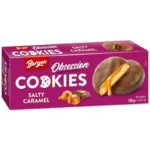 Bergen Obsession Salty Caramel 128 gr. Se ami il contrasto dolce & salato, preparati a una vera Obsession! 😍 I Bergen Obsession Cookies Salty Caramel racchiudono in un unico biscotto una combinazione particolarmente golosa: una base di biscotto al frumento, una generosa farcitura al caramello salato e una copertura con 27% di cioccolato al latte.