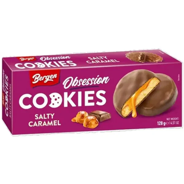 Bergen Obsession Salty Caramel 128 gr. Se ami il contrasto dolce & salato, preparati a una vera Obsession! 😍 I Bergen Obsession Cookies Salty Caramel racchiudono in un unico biscotto una combinazione particolarmente golosa: una base di biscotto al frumento, una generosa farcitura al caramello salato e una copertura con 27% di cioccolato al latte.