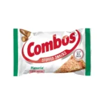 Combos Baked Pretzel Pizzeria 51 gr. Uno degli snack americani più iconici di sempre! 🇺🇸 I Combos Pizzeria Pretzel sono deliziosi bocconcini di pretzel croccante cotti al forno e farciti con una crema salata ispirata al gusto della pizza appena sfornata. Ogni morso offre il perfetto equilibrio tra la croccantezza del pretzel e il ripieno cremoso con note di pomodoro, formaggio, aglio e spezie italiane.