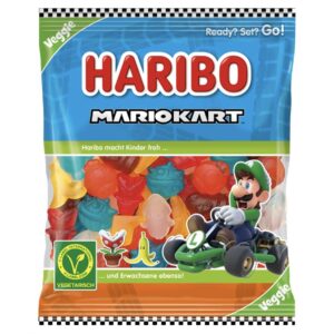 La HARIBO Mario Kart Veggie Edition porta nel sacchetto tutto il divertimento di Mario Kart, trasformando alcuni degli elementi più riconoscibili del gioco in coloratissime caramelle gommose. La speciale Luigi's Edition contiene diverse forme ispirate al mondo di Mario Kart, tra cui Turbo Mushroom, Bullet Bill, Blooper e altri elementi del gioco.La particolarità di questa versione è la ricetta vegetariana, realizzata senza gelatina. Al posto della gelatina viene utilizzata una combinazione a base di amido modificato, mantenendo comunque la tipica consistenza morbida delle caramelle HARIBO.