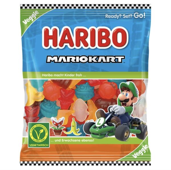 La HARIBO Mario Kart Veggie Edition porta nel sacchetto tutto il divertimento di Mario Kart, trasformando alcuni degli elementi più riconoscibili del gioco in coloratissime caramelle gommose. La speciale Luigi's Edition contiene diverse forme ispirate al mondo di Mario Kart, tra cui Turbo Mushroom, Bullet Bill, Blooper e altri elementi del gioco.La particolarità di questa versione è la ricetta vegetariana, realizzata senza gelatina. Al posto della gelatina viene utilizzata una combinazione a base di amido modificato, mantenendo comunque la tipica consistenza morbida delle caramelle HARIBO.