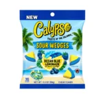 Le Calypso Sour Wedges Ocean Blue Lemonade sono morbide caramelle a forma di spicchio, con un intenso gusto fruttato ispirato alla famosa Ocean Blue Lemonade e un irresistibile rivestimento acidulo