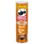 Pringles Smoky Cheddar 158 Gr. Una nuova variante per tutti gli amanti dei gusti cheesy e smoky! 🤤🔥 Le Pringles Smoky Cheddar mantengono la caratteristica forma e la croccantezza delle iconiche Pringles, ma vengono ricoperte da un condimento al cheddar con una marcata componente affumicata. Il risultato è un mix estremamente saporito: il gusto cremoso e deciso del cheddar incontra una piacevole nota smoky che rende ogni chips ancora più intensa. 🧀