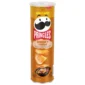 Pringles Smoky Cheddar 158 Gr. Una nuova variante per tutti gli amanti dei gusti cheesy e smoky! 🤤🔥 Le Pringles Smoky Cheddar mantengono la caratteristica forma e la croccantezza delle iconiche Pringles, ma vengono ricoperte da un condimento al cheddar con una marcata componente affumicata. Il risultato è un mix estremamente saporito: il gusto cremoso e deciso del cheddar incontra una piacevole nota smoky che rende ogni chips ancora più intensa. 🧀