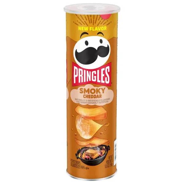 Pringles Smoky Cheddar 158 Gr. Una nuova variante per tutti gli amanti dei gusti cheesy e smoky! 🤤🔥 Le Pringles Smoky Cheddar mantengono la caratteristica forma e la croccantezza delle iconiche Pringles, ma vengono ricoperte da un condimento al cheddar con una marcata componente affumicata. Il risultato è un mix estremamente saporito: il gusto cremoso e deciso del cheddar incontra una piacevole nota smoky che rende ogni chips ancora più intensa. 🧀