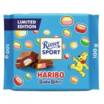 Ritter Sport × HARIBO Pico-Balla è una delle collaborazioni più particolari nate dall'incontro di due grandi marchi tedeschi del mondo dolciario. 🇩🇪🍫 La tavoletta combina il classico cioccolato al latte Ritter Sport con il coloratissimo Pico-Balla, creando un contrasto davvero particolare: cioccolato cremoso e intenso da una parte, piccoli pezzi di confettiseria alla frutta dall'altra.